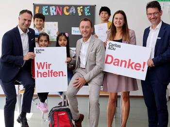 vl.: Markus Furtenbacher und Hubert Schenker (beide WHG "Unser Lagerhaus" mbH) mit Roberta Striedinger und GF Ernst Sandriesser (beide Caritas Kärnten)
