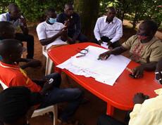 Der Jugendleiter bei einer Gruppenarbeit während der Schulung in Advocacy mit vielen Projektbegleitern.