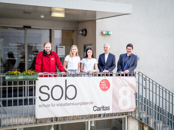 Die Teilnehmer*innen an der Pressekonferenz, darunter aktuelle und ehemalige Schüler*innen der Caritas Schulen, verweisen auf die Ausnahmesituation im Bereich der Pflege ©Caritas Glanzl