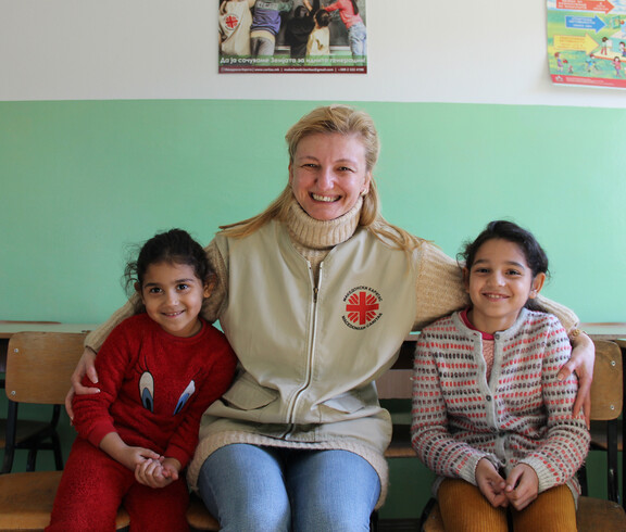 Joscha und Mascha mit ihrer Lehrerin im Bildungszentrum in Nordmazedonien.