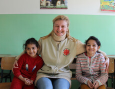Joscha und Mascha mit ihrer Lehrerin im Bildungszentrum in Nordmazedonien.