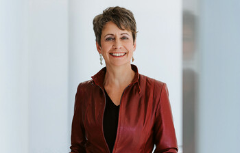 Portrait von Sabine Herlitschka.