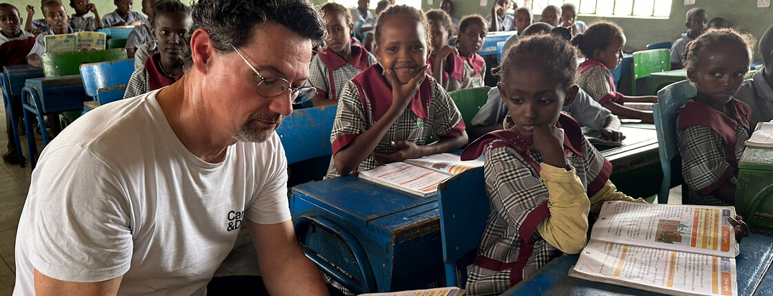 Bildung als Schlüssel zur Zukunft: Ernst Sandriesser besucht eine Schule in Kenia, in der Kinder trotz schwieriger Umstände lernen und lachen können.