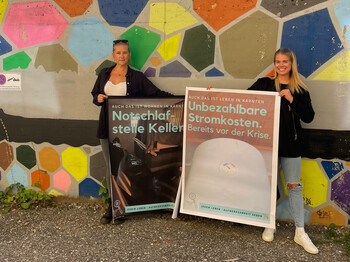 Auf Schautafeln mit eindrücklichen Botschaften machen die WoSaMa-Mitglieder Lisa Schittenkopf (li) und Marie Danko auf prekäre Lebenssituationen aufmerksam.