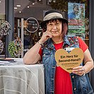 Die Shop-Leiterin vor dem carla+ in Villach.
