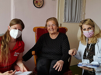 Die Projektreferentin Theresa Sacher und eine Ärztin besuchen eine Frau im Kosovo die vom Projekt Conex profitiert.