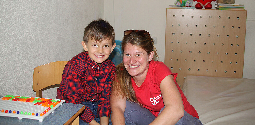 Projektreferentin Theresa Sacher bei einem Projektbesuch mit einem geförderten Kind des Frühförderungszentrums im Kosovo.