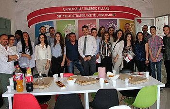 Die Projektbegünstigten auf einem Gruppenfoto mit den Lehrer*innen im Kosovo