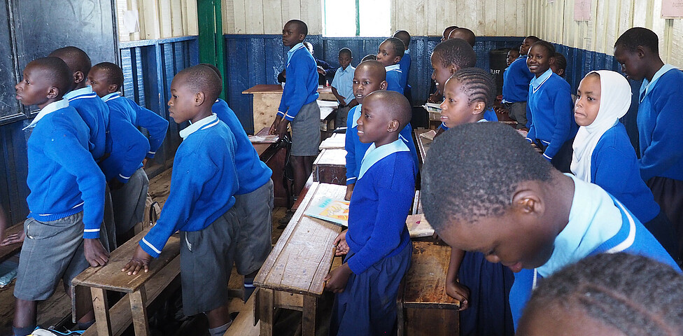 Schülerinnen der Primary School stehen im Klassenzimmer