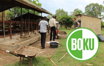 Männer besichtigen die Biogasanlagen in Uganda, das Logo der Universität für Bodenkultur (BOKU) ist ebenfalls abgebildet.