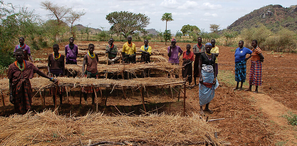 Frauen vor dem Ertrag der Ernte des Ackers.