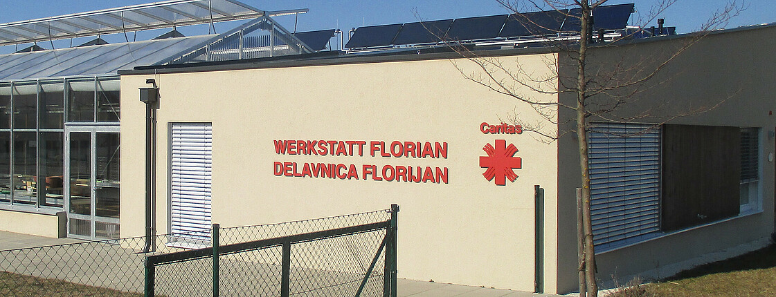 Die Aussenansicht der Werkstatt Florian in Globasnitz/Globasnica des Caritas: Team Lebensgestaltung.